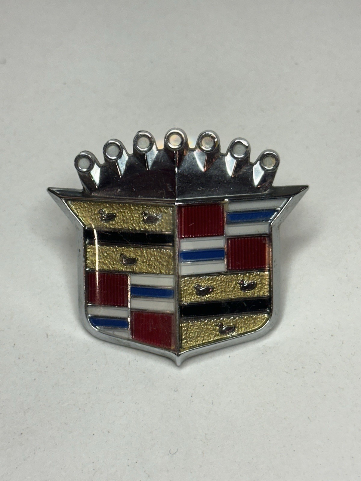 73 74 CADILLAC HOOD ORNAMENT CREST EMBLEM DEVILLE FLEETWOOD CALAIS 472 500
