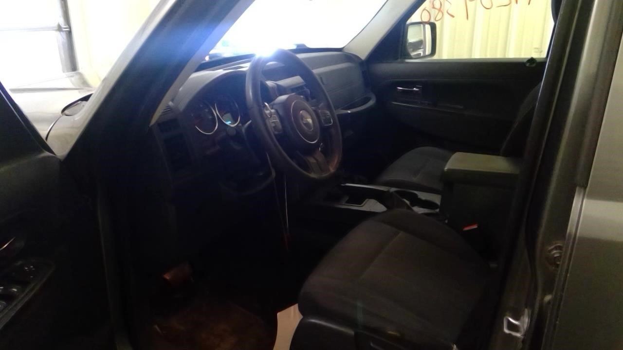 (LOCAL PICKUP ONLY) LIBERTY 2012 Rocker Panel Moulding 1737926