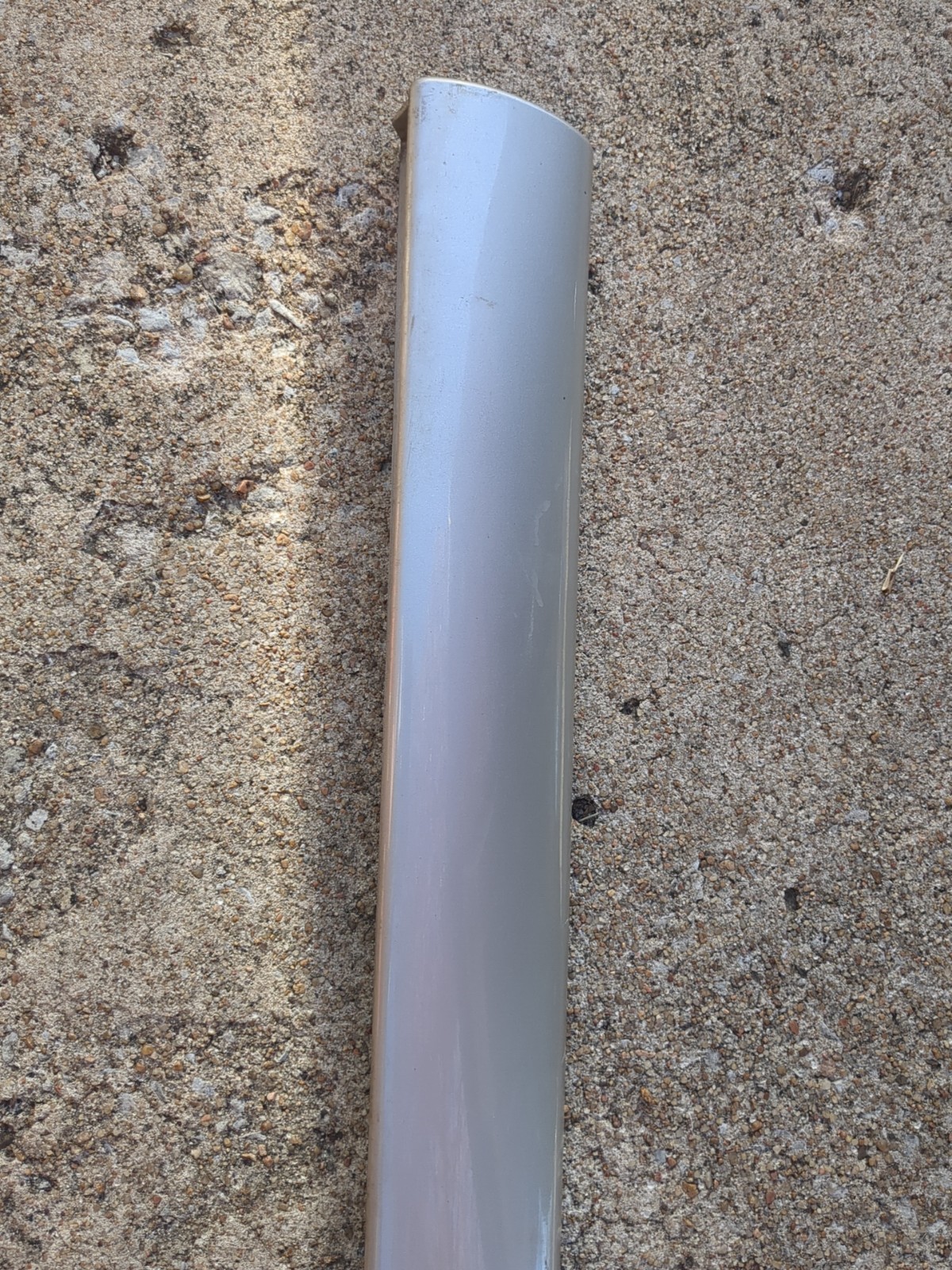 2001-2006 GMC Yukon Denali Passenger Front Door Bottom Molding U926L Silver OEM