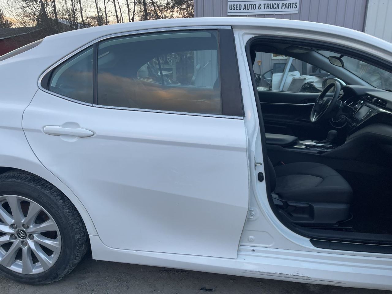 2018-24 TOYOTA CAMRY RIGHT ROCKER W/POST WHITE PC:040 2.5L AT FWD 100K LE 62863