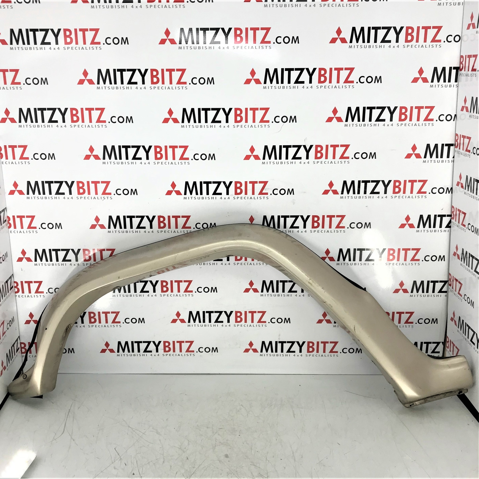 OVERFENDER FRONT LEFT MITSUBISHI PAJERO L149G MK1 2.5TD