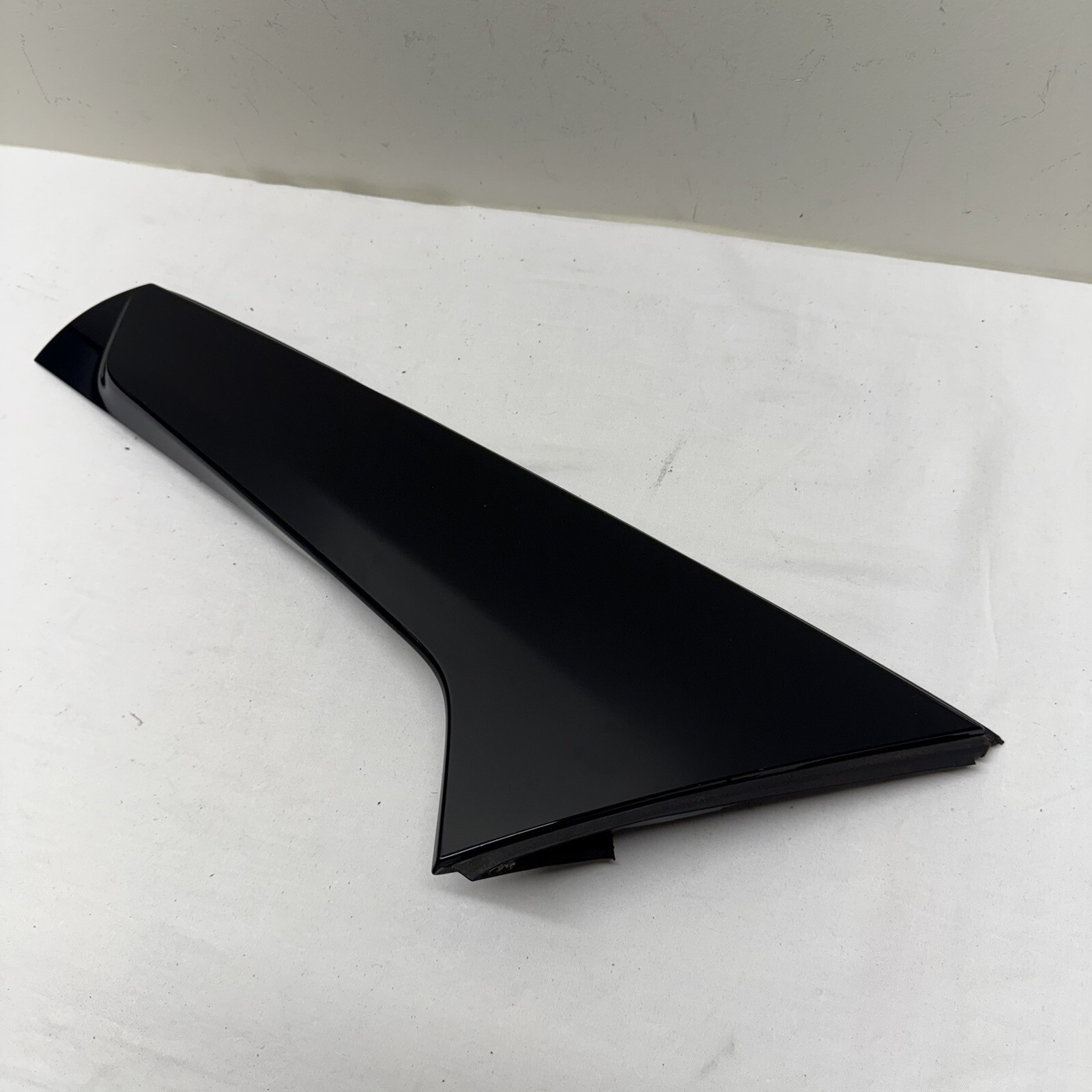 OEM 2018-2023 CHEVROLET EQUINOX REAR LEFT DOOR WINDOW REARWARD APPLIQUE MOLDING