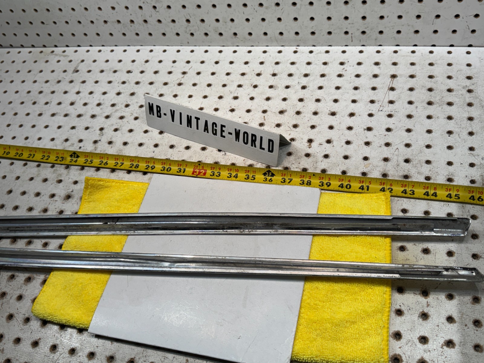 Mercedes 82-91 C126 SEC Doors rear windows outside LOWER snap on 2 Mouldings