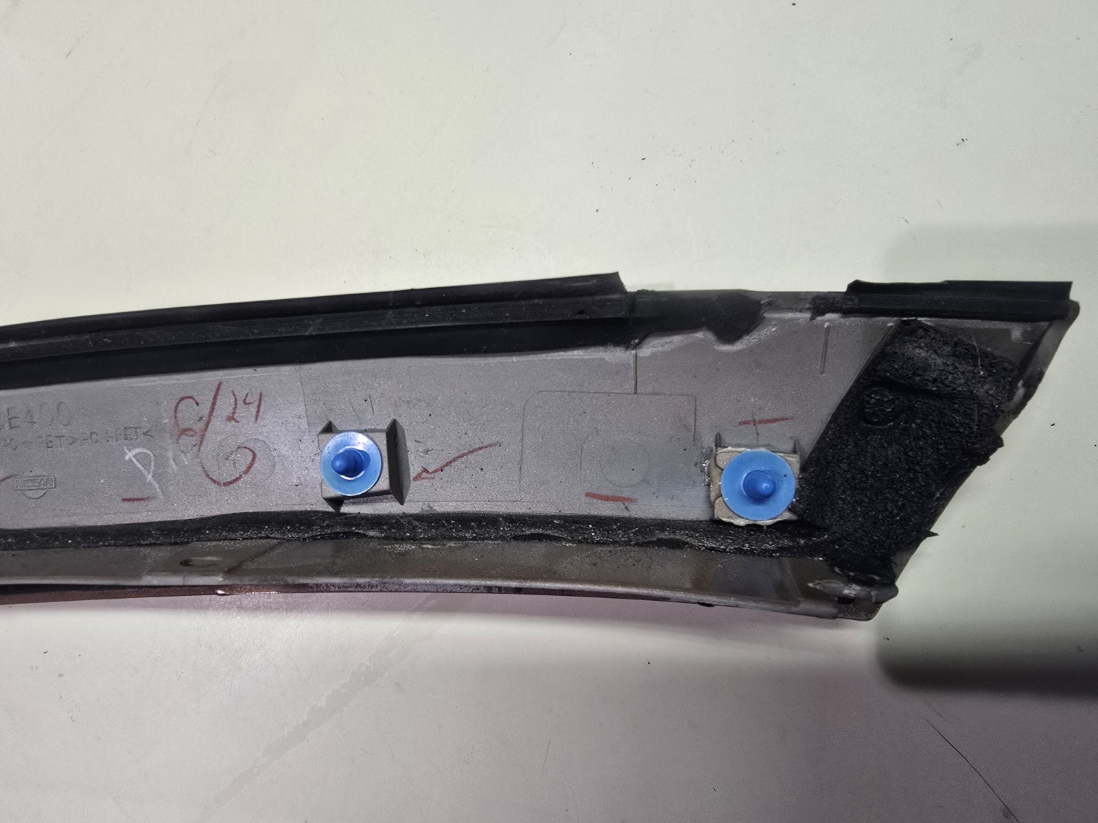06-09 Nissan 350z CONVERTIBLE passenger Windshield exterior outside Pillar OEM