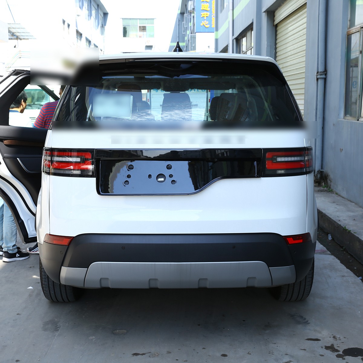 Glossy Piano Black Rear Trunk License Plate Frame For Land Rover Discovery 5​