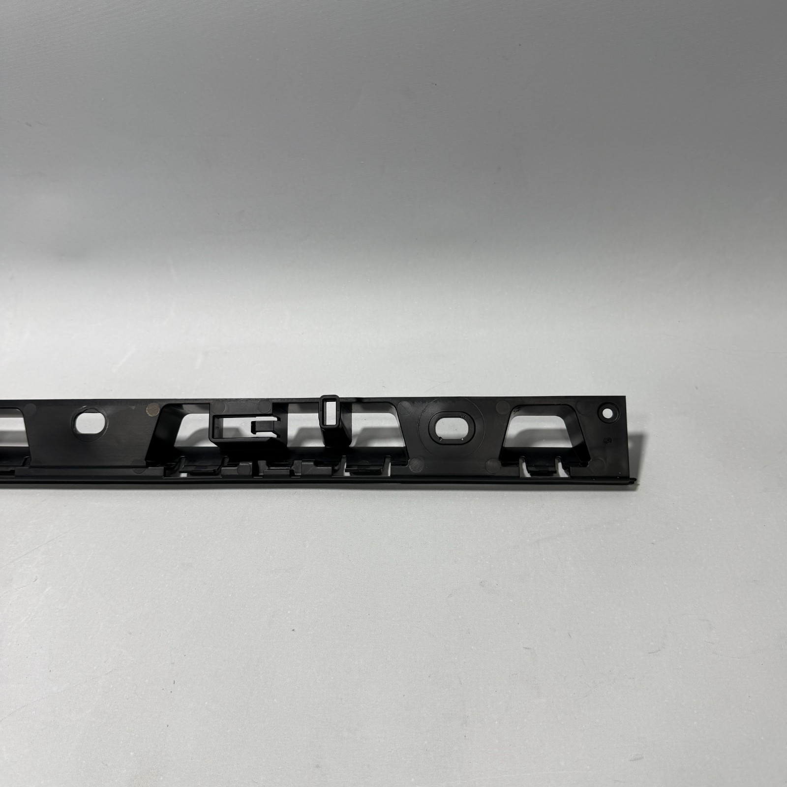 📌 2015-2026 PORSCHE MACAN LEFT SIDE SKIRT ROCKER PANEL BRACKET SET OF 2 OEM