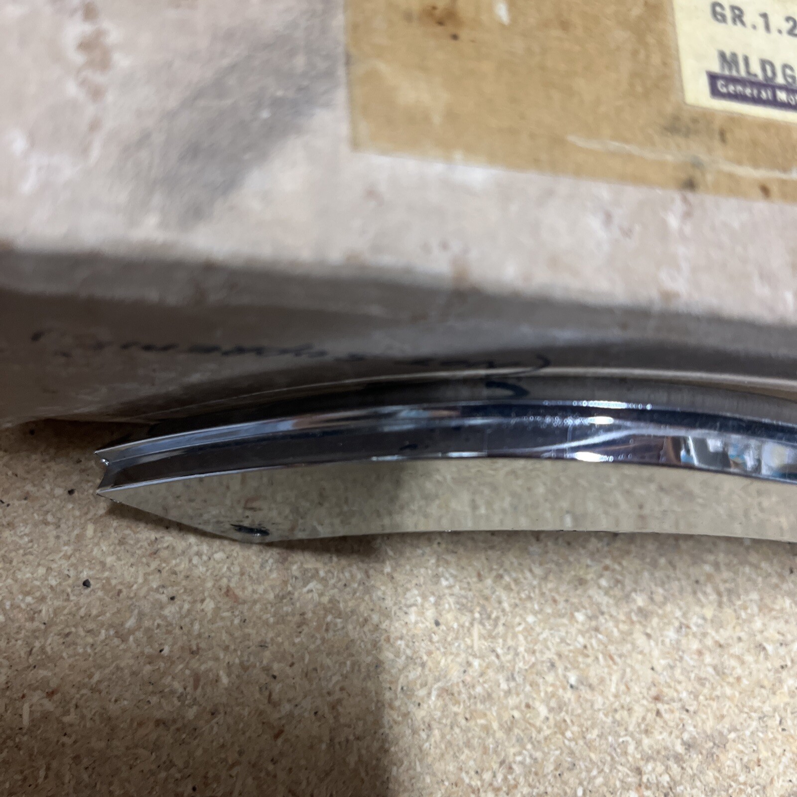 NOS 1973 Oldsmobile Cutlass LH Chrome Bezel Molding GM 231519 / 412031