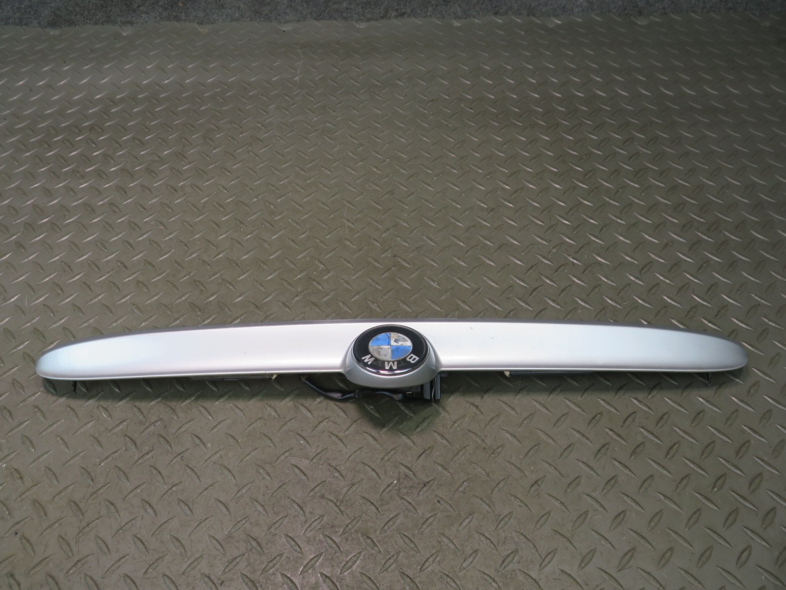 01-06 BMW E46 330Ci CONVERTIBLE REAR TRUNK LID HANDLE TRIM MOLDING OEM