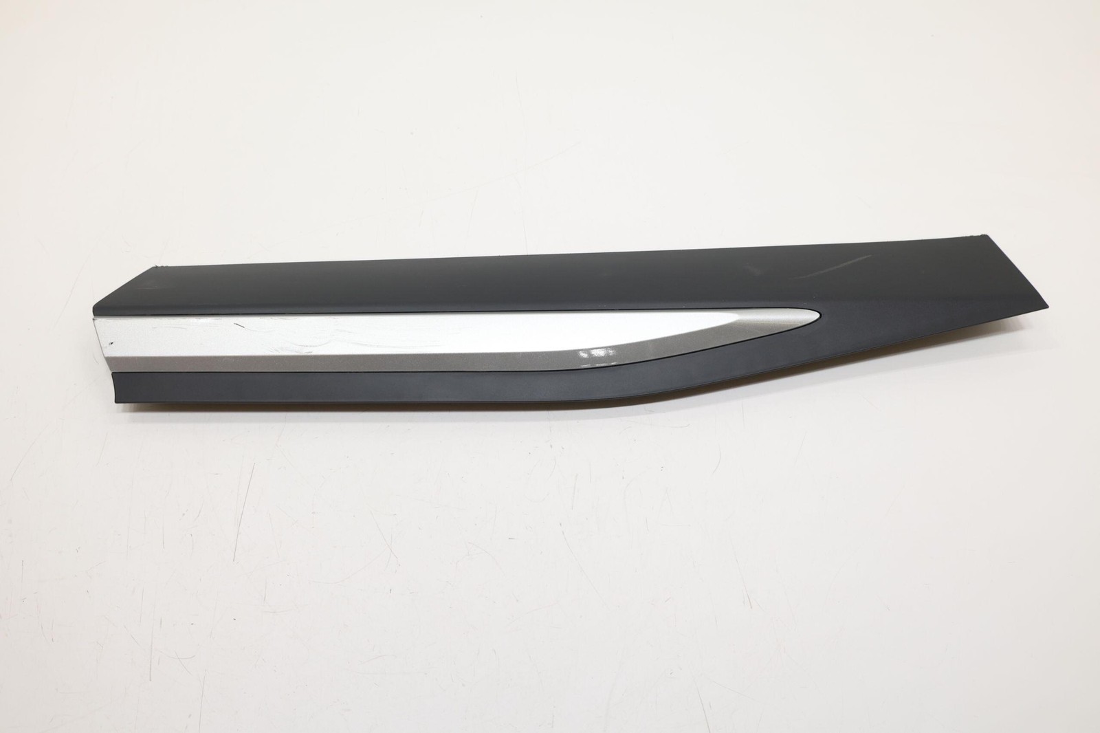 2023-2026 VINFAST VF 8 REAR RIGHT SIDE DOOR LOWER MOLDING PANEL OEM BEX30035218