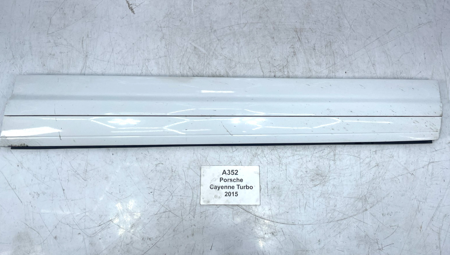 ✅ 11-18 OEM Porsche Cayenne Turbo 958 Front Right Passenger Door Molding White*