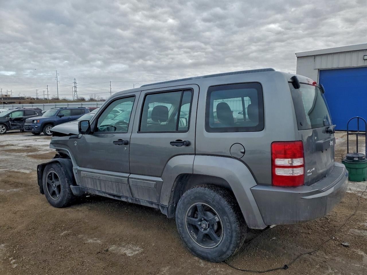 (LOCAL PICKUP ONLY) LIBERTY 2012 Rocker Panel Moulding 1743439
