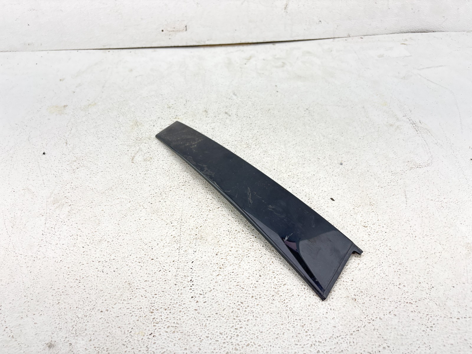 2020-24 HYUNDAI SONATA FRONT LEFT SIDE DOOR WINDOW B PILLAR APPLIQUE MOLDING OEM