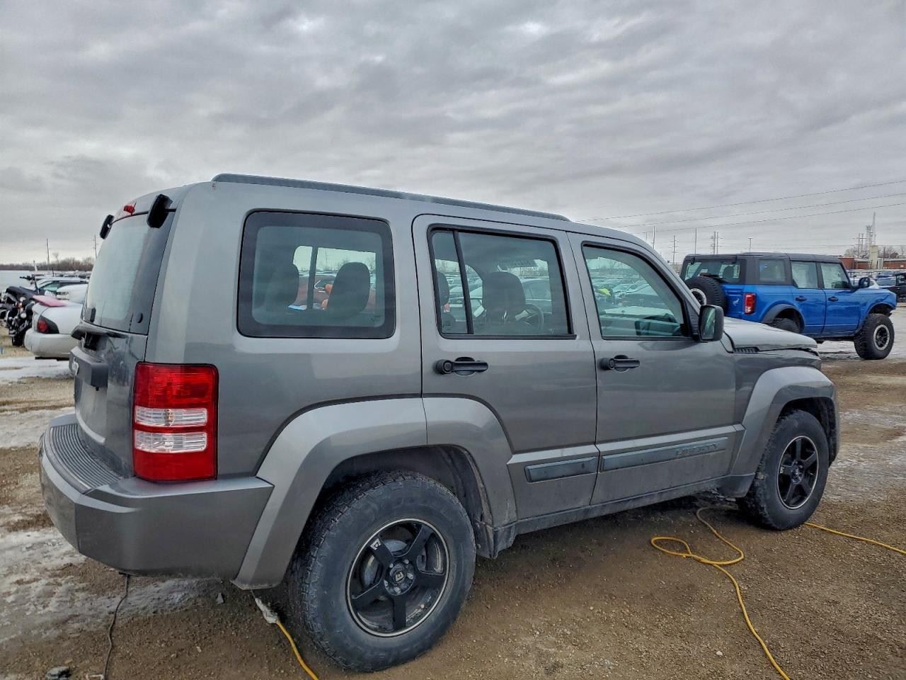 (LOCAL PICKUP ONLY) LIBERTY 2012 Rocker Panel Moulding 1743451