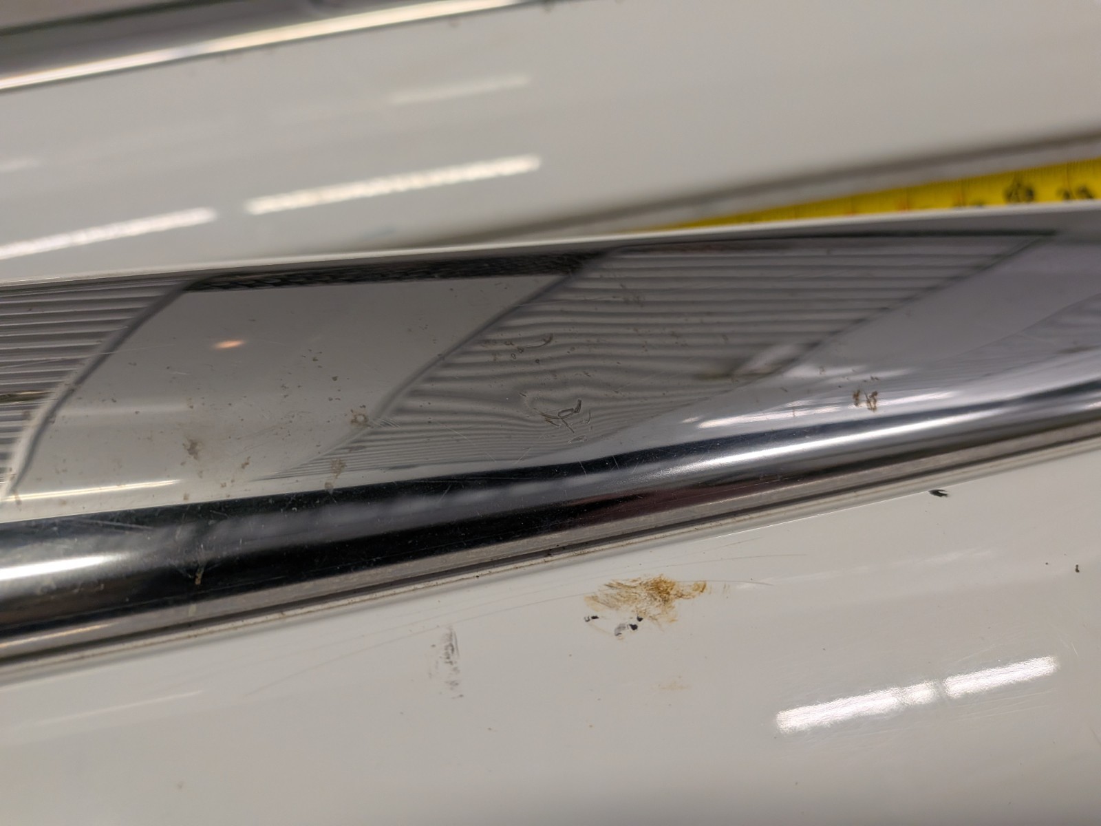 00-06 GMC Yukon XL Passenger Right Side Door Molding Set Front Rear – White
