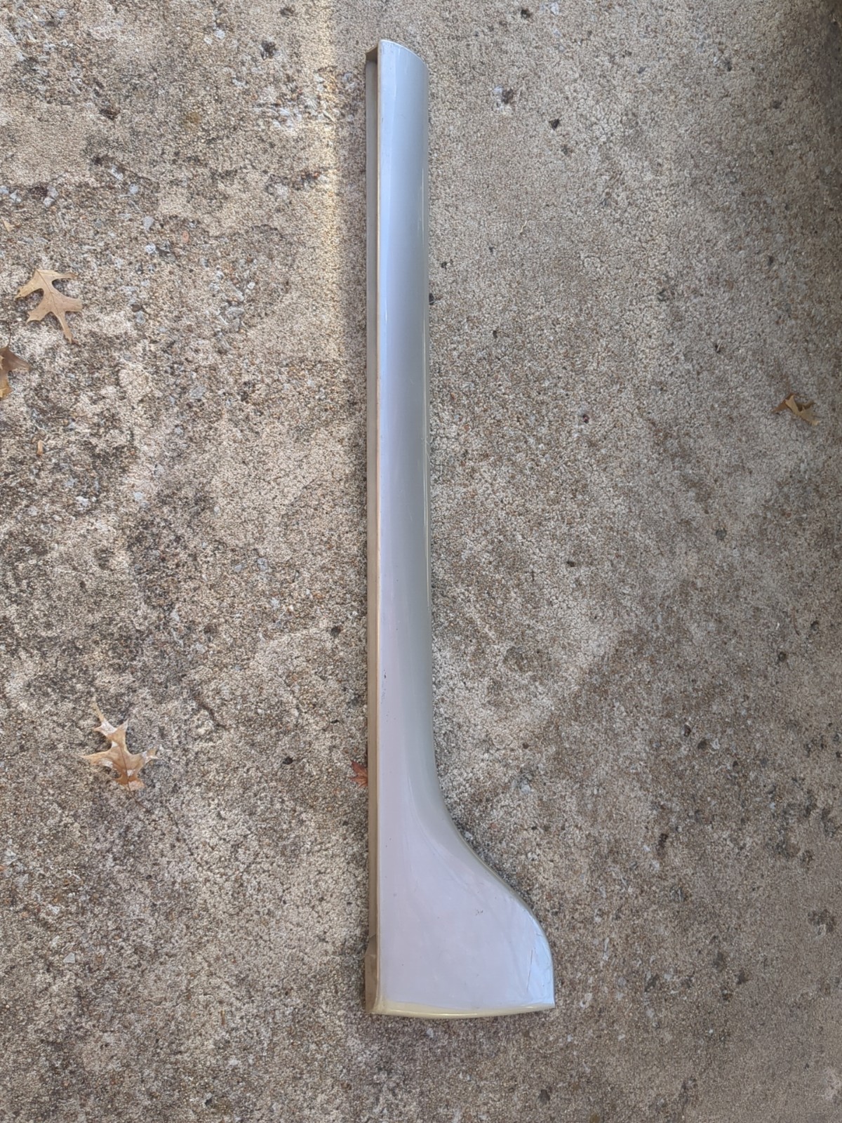 2001-2006 GMC Yukon Denali Passenger Front Door Bottom Molding U926L Silver OEM