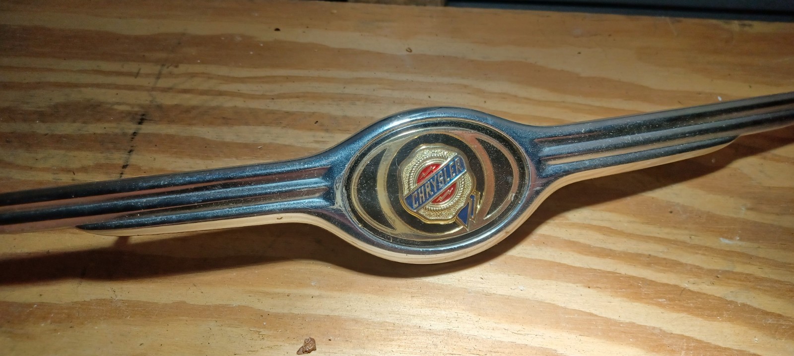Chrysler 99-07 grille trim badge wings 5011615aa 04805044