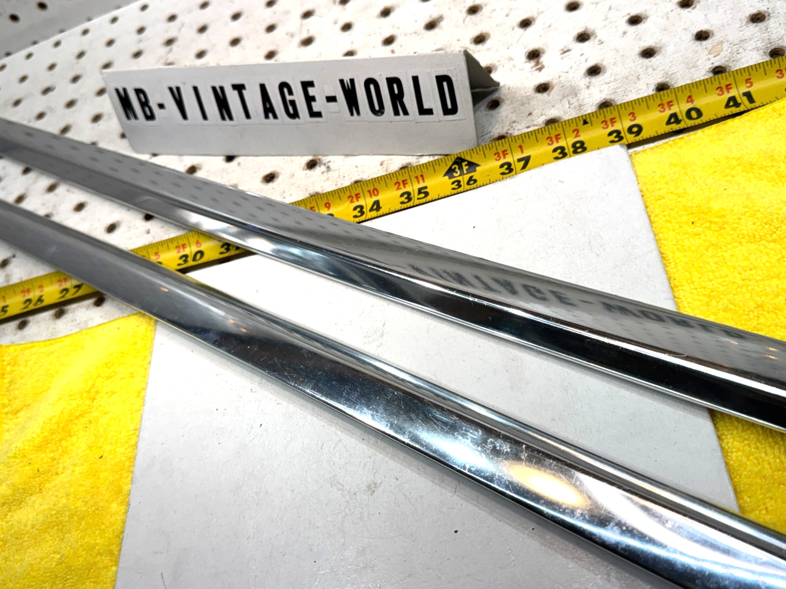 Mercedes 82-91 C126 SEC Doors rear windows outside LOWER snap on 2 Mouldings