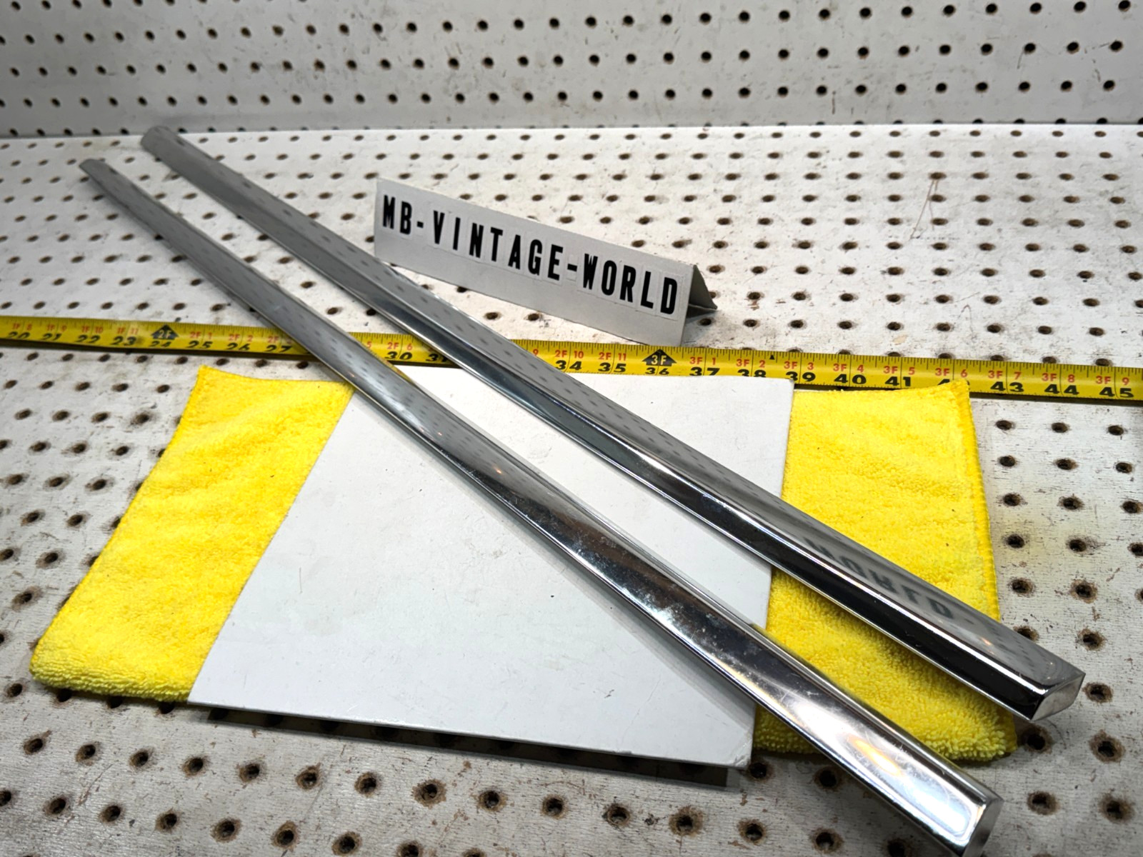 Mercedes 82-91 C126 SEC Doors rear windows outside LOWER snap on 2 Mouldings