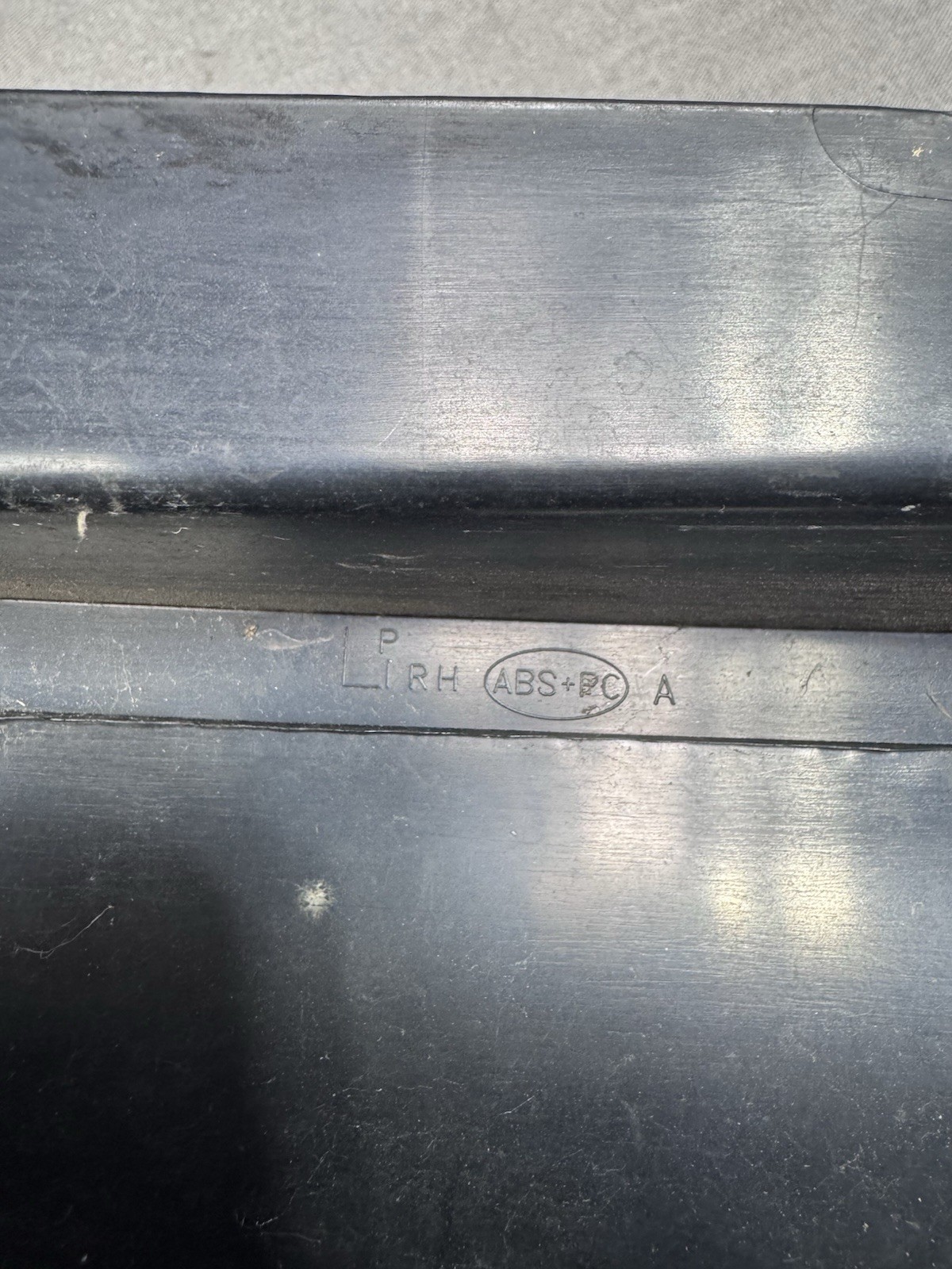 92-99 REAR D PILLAR CHEVROLET GMC SUBURBAN TAHOE YUKON TRIM MOLDING BARNDOOR OBS