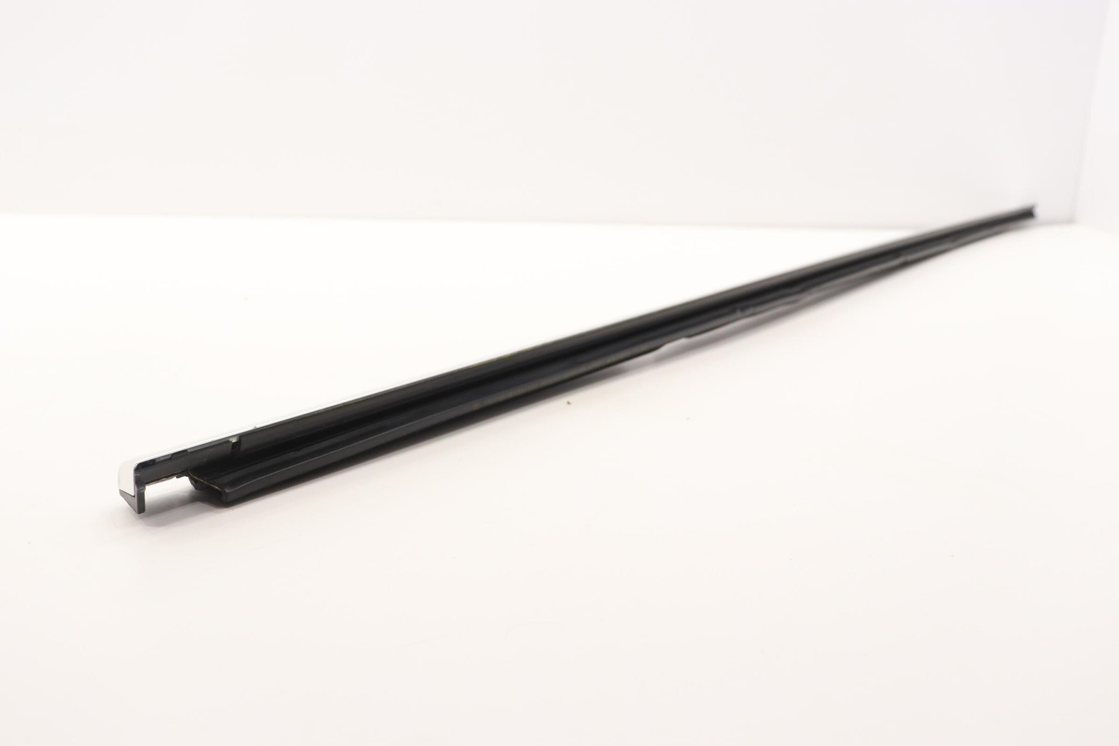 2020 – 2026 MERCEDES GLS450 X167 REAR RIGHT DOOR BELT MOLDING OEM A1677303001