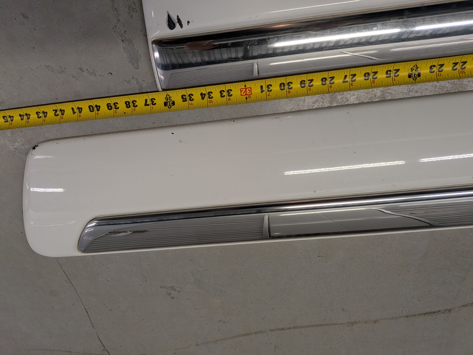 00-06 GMC Yukon XL Passenger Right Side Door Molding Set Front Rear – White