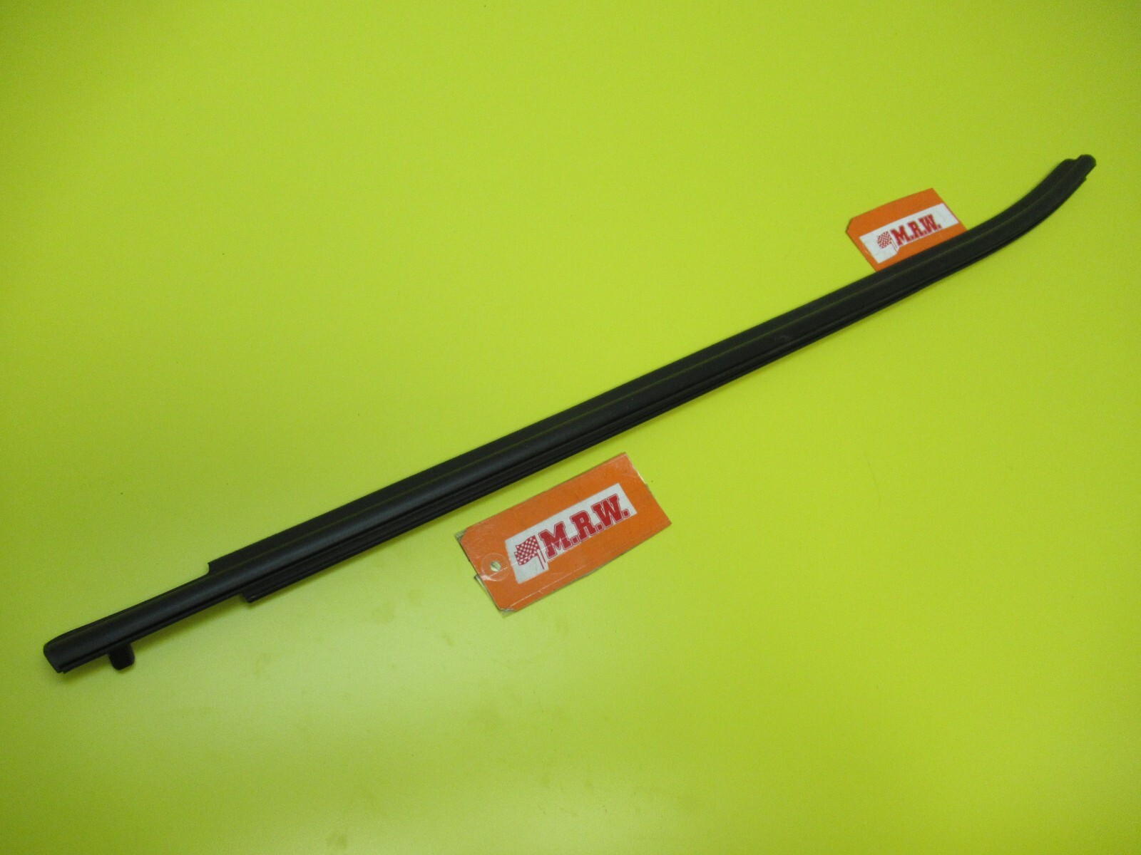 DOOR MOLDING GLASS WINDOW RUBBER SEAL Passenger SIDE FRONT CAR RF MATRIX 09-14