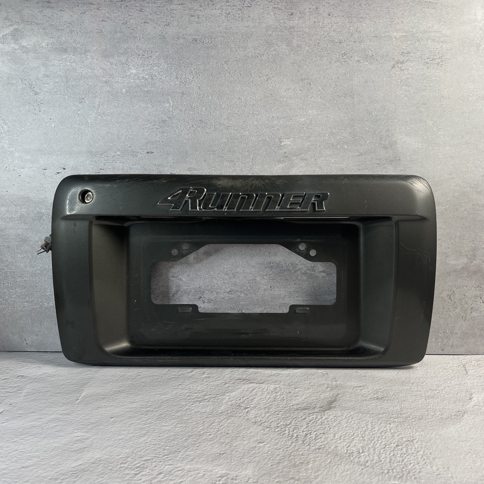 96 97 98 TOYOTA 4 RUNNER LIMITED REAR LICENSE PLATE PLASTIC TRIM