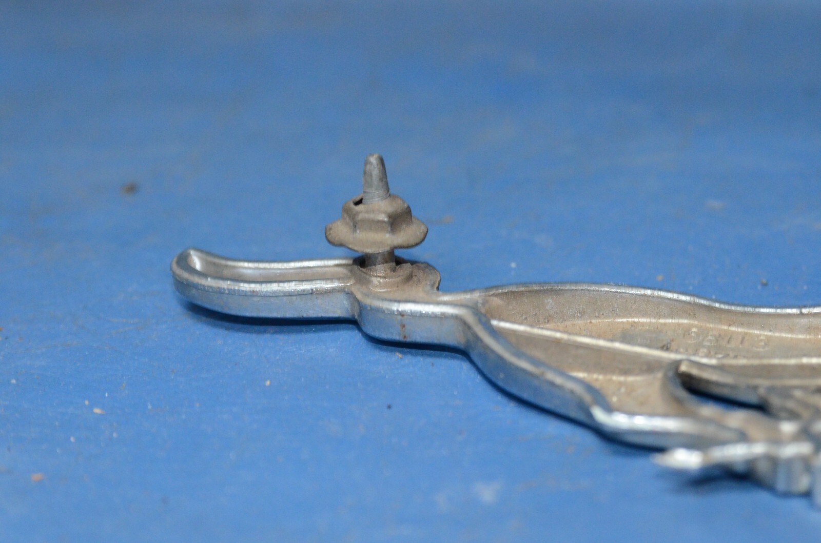 1968 年野马跑步马格栅徽章小马装饰品 C8ZB-8A224-A-