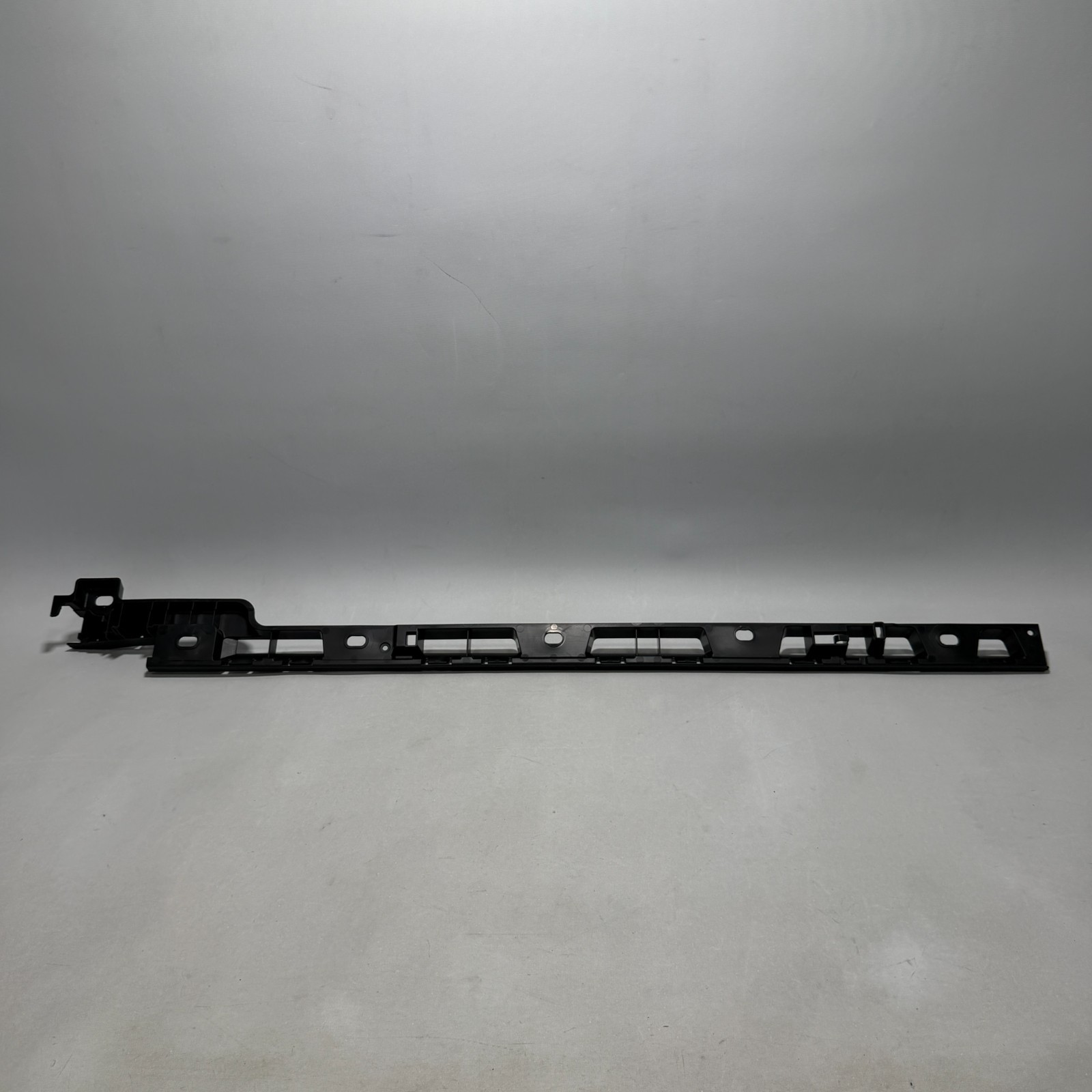 📌 2015-2026 PORSCHE MACAN LEFT SIDE SKIRT ROCKER PANEL BRACKET SET OF 2 OEM