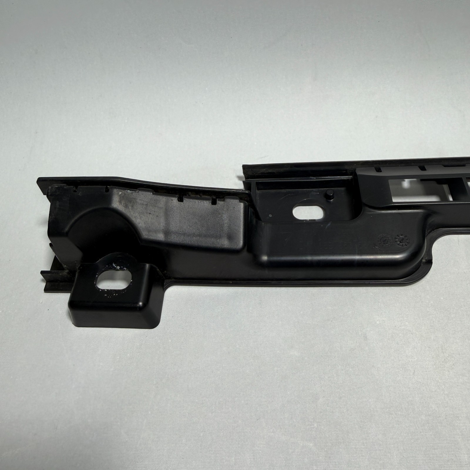 📌 2015-2026 PORSCHE MACAN LEFT SIDE SKIRT ROCKER PANEL BRACKET SET OF 2 OEM
