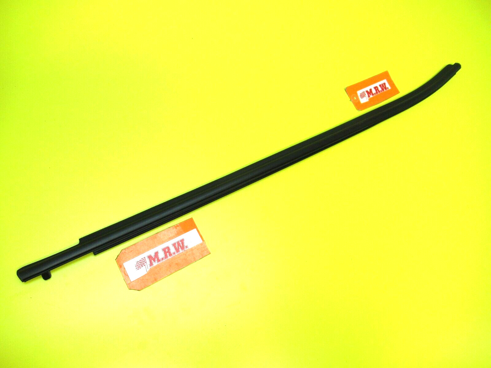 DOOR MOLDING GLASS WINDOW RUBBER SEAL Passenger SIDE FRONT CAR RF MATRIX 09-14