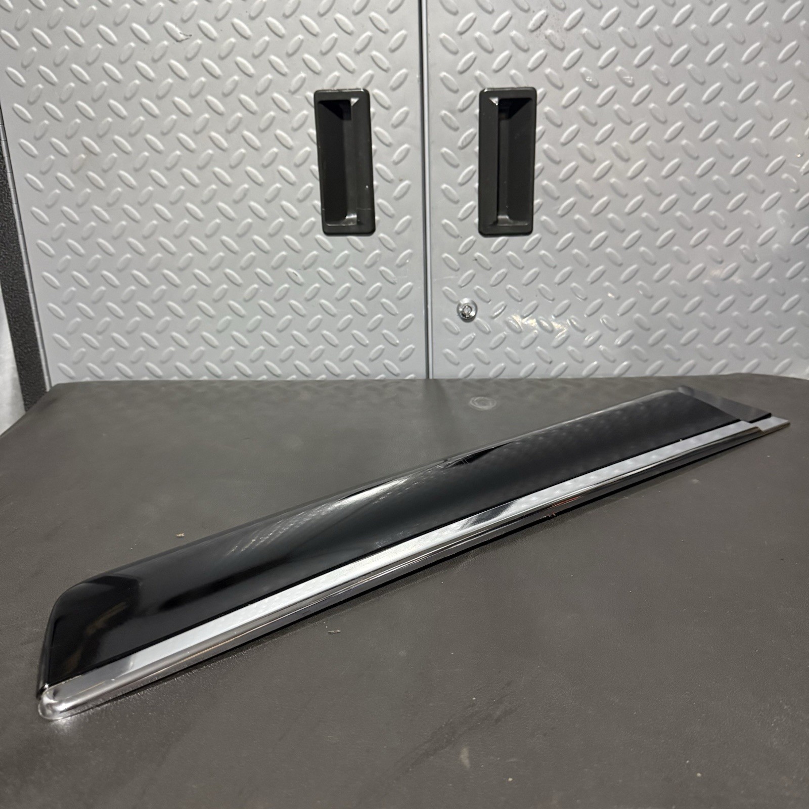 OEM 2004-2008 GMC Yukon Rear Left 24″ Door Molding Black w/ Chrome Trim 15865665