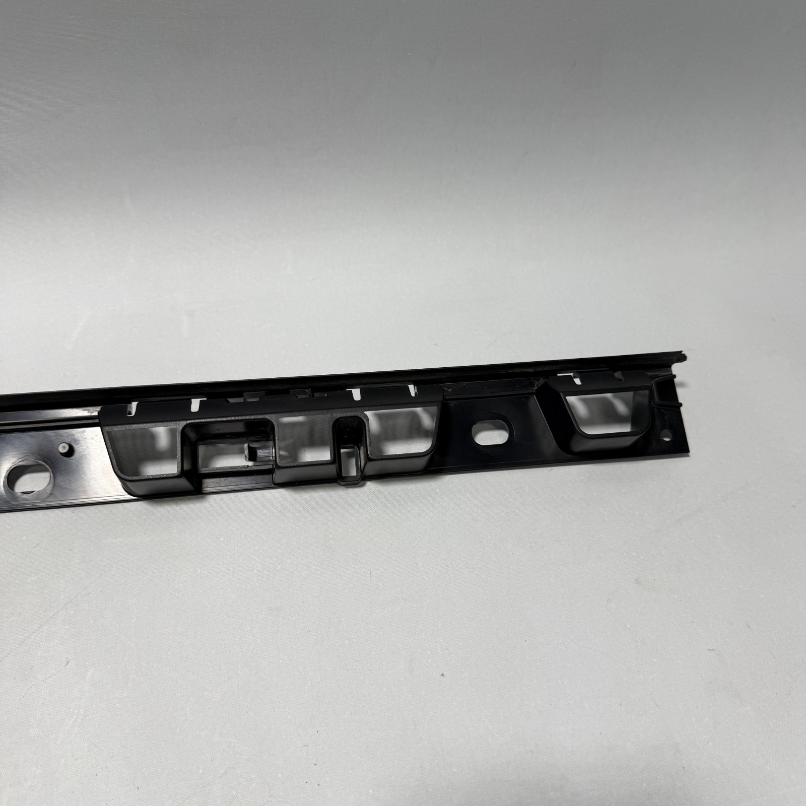 📌 2015-2026 PORSCHE MACAN LEFT SIDE SKIRT ROCKER PANEL BRACKET SET OF 2 OEM