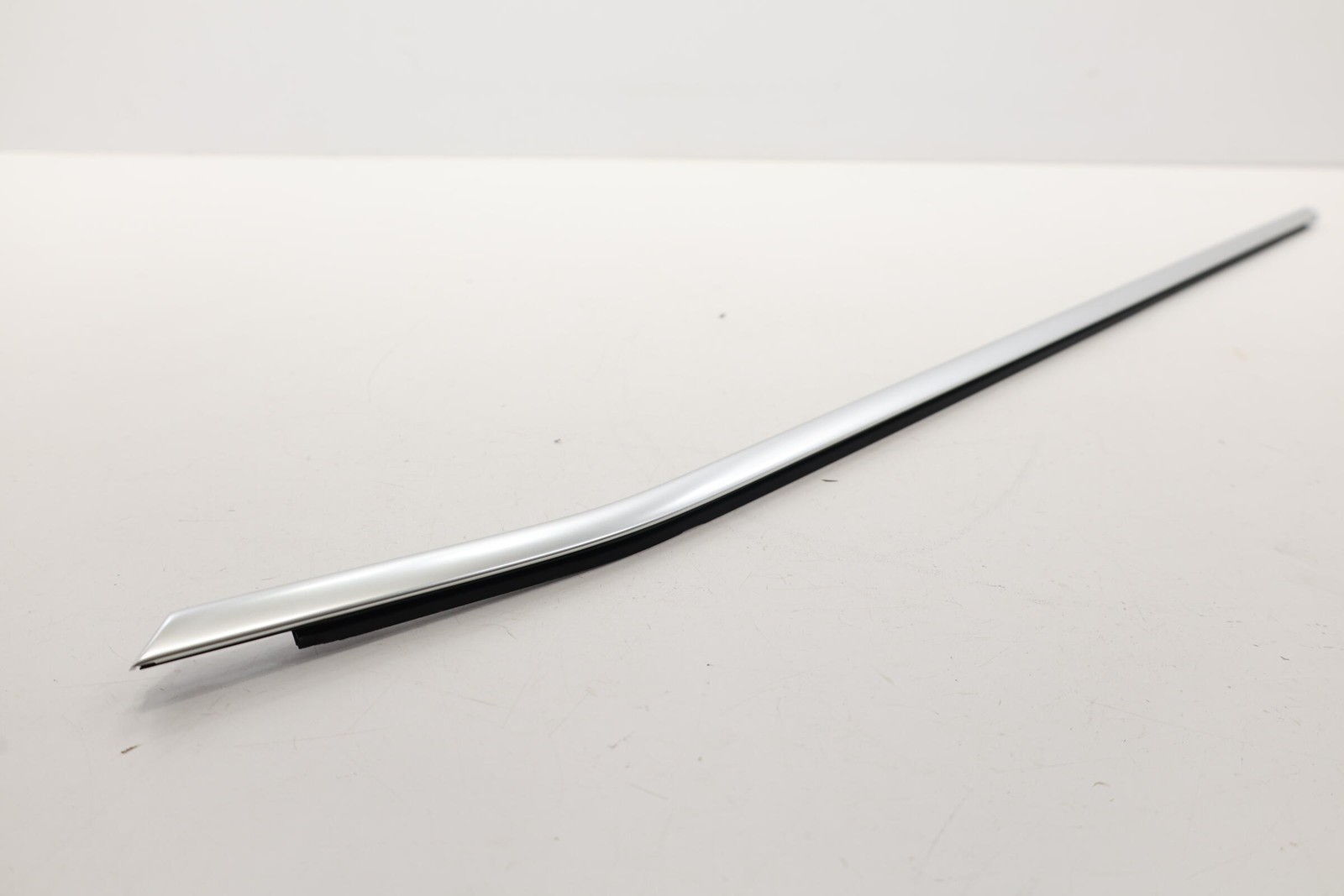 2018 – 2023 BMW X2 F39 FRONT LEFT SIDE DOOR WINDOW BELT MOLDING WEATHERSTRIP OEM