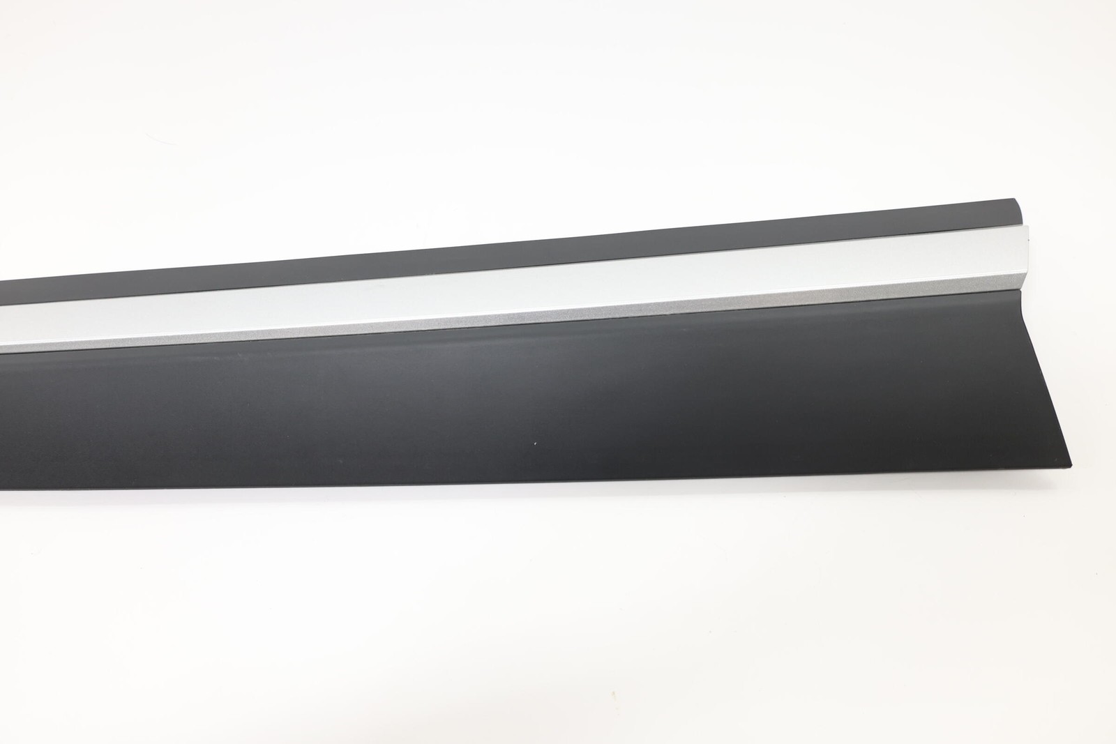 2023-2026 VINFAST VF 8 FRONT LEFT SIDE DOOR LOWER MOLDING COVER OEM BEX30032511