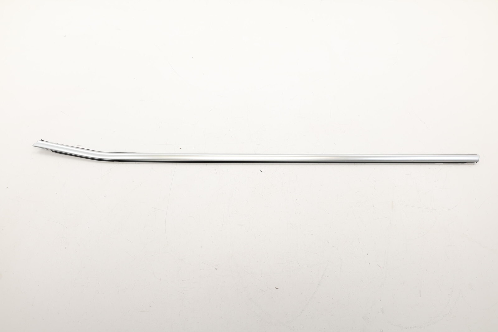 2018 – 2023 BMW X2 F39 FRONT LEFT SIDE DOOR WINDOW BELT MOLDING WEATHERSTRIP OEM
