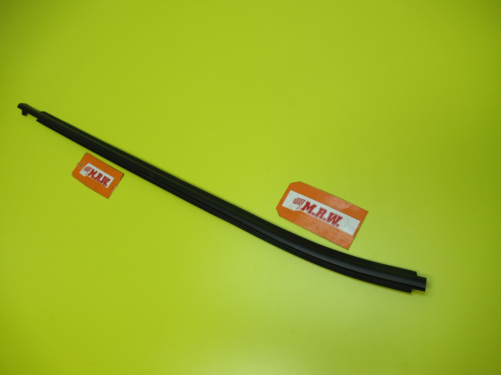 DOOR MOLDING GLASS WINDOW RUBBER SEAL Passenger SIDE FRONT CAR RF MATRIX 09-14