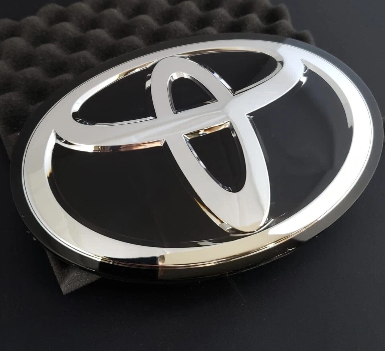 Front For Tacoma Tundra Toyota 2018-2019 Badge Grille Emblem 53141-71010