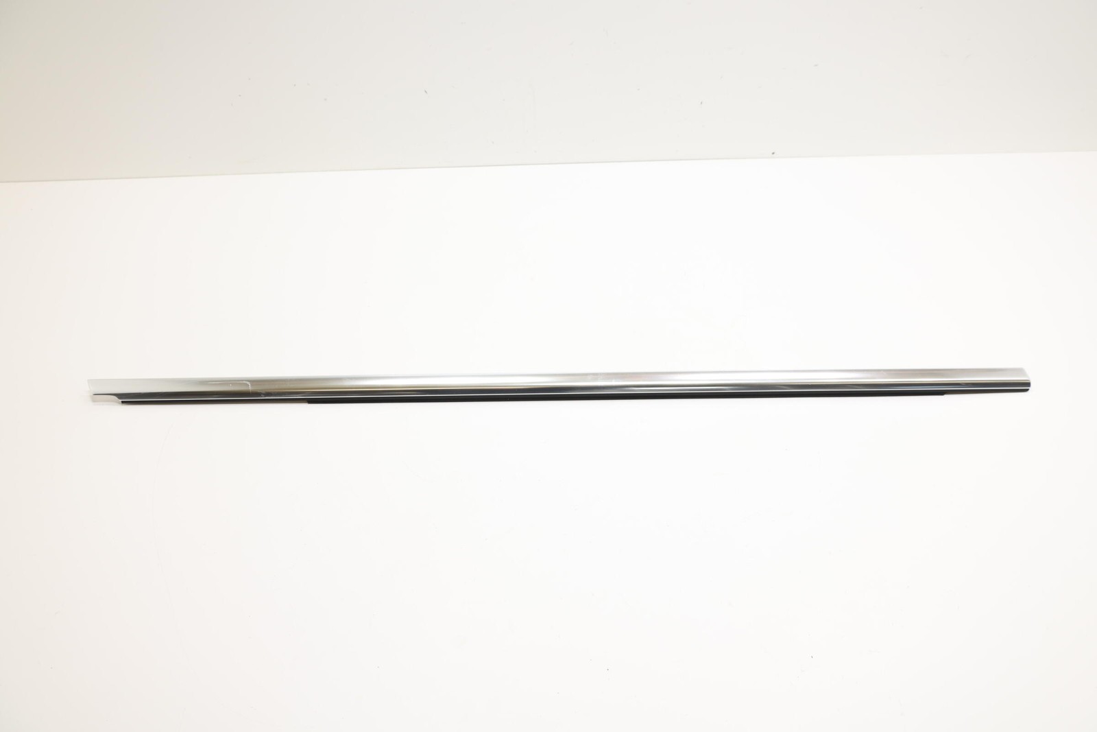 2020 – 2026 MERCEDES GLS450 X167 FRONT RIGHT SIDE DOOR WINDOW BELT MOLDING OEM