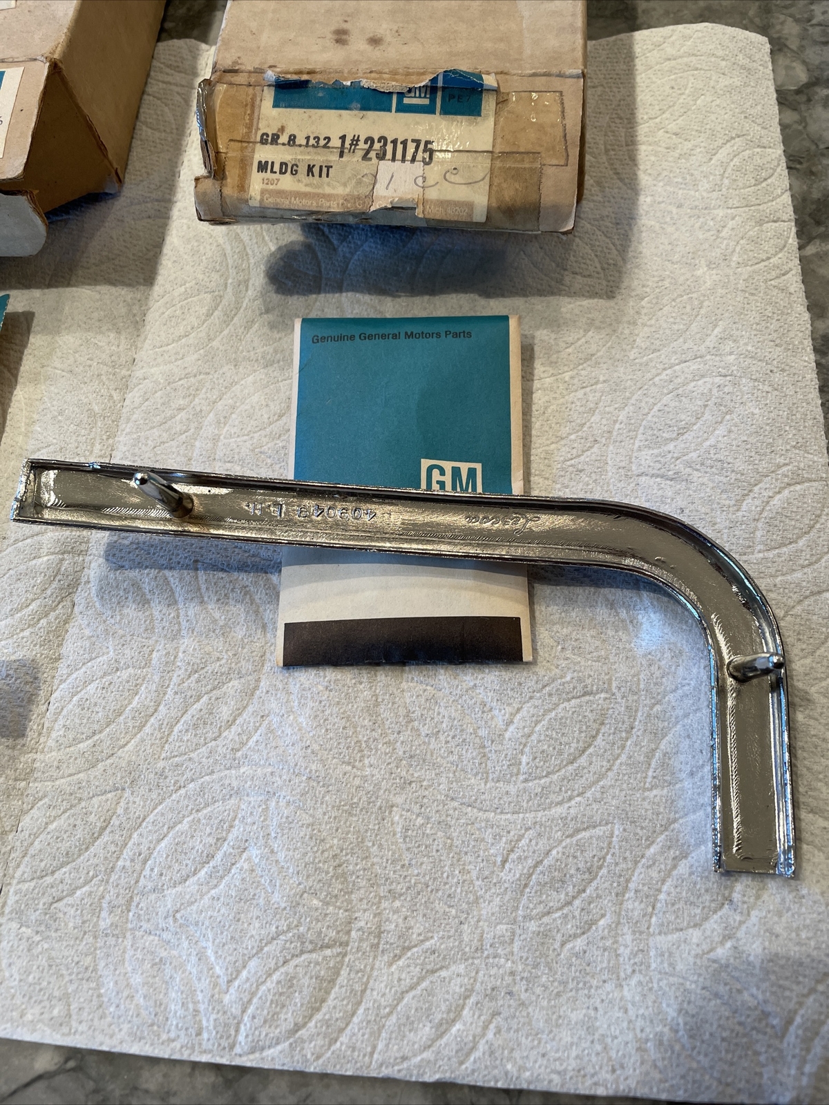 NOS GM 231174/231175 1971 Oldsmobile Custom Cruiser Front Grille Mouldings LH RH