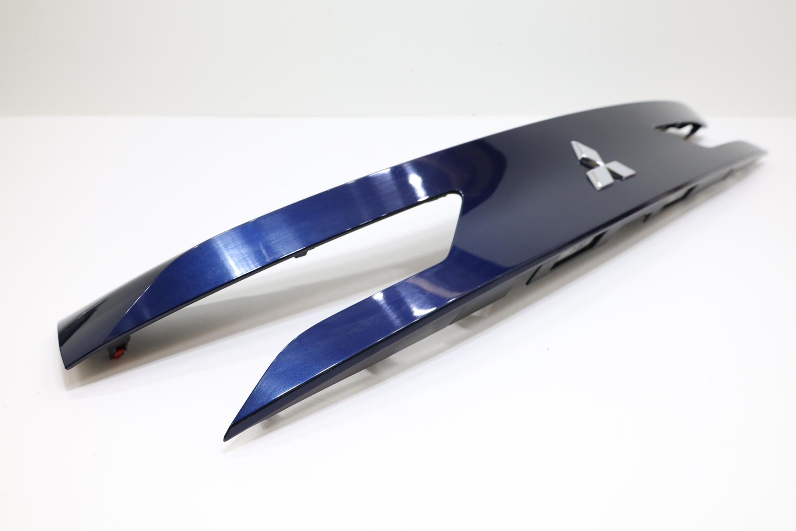 2022 – 2025 MITSUBISHI OUTLANDER REAR LIFTGATE MOLDING TRIM PANEL OEM BLUE_D14