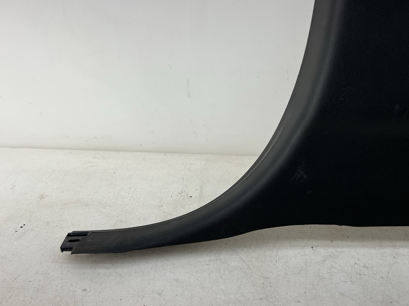 2014-2018 CHEVROLET SILVERADO 1500 RIGHT SIDE LOWER B PILLAR TRIM COVER OEM