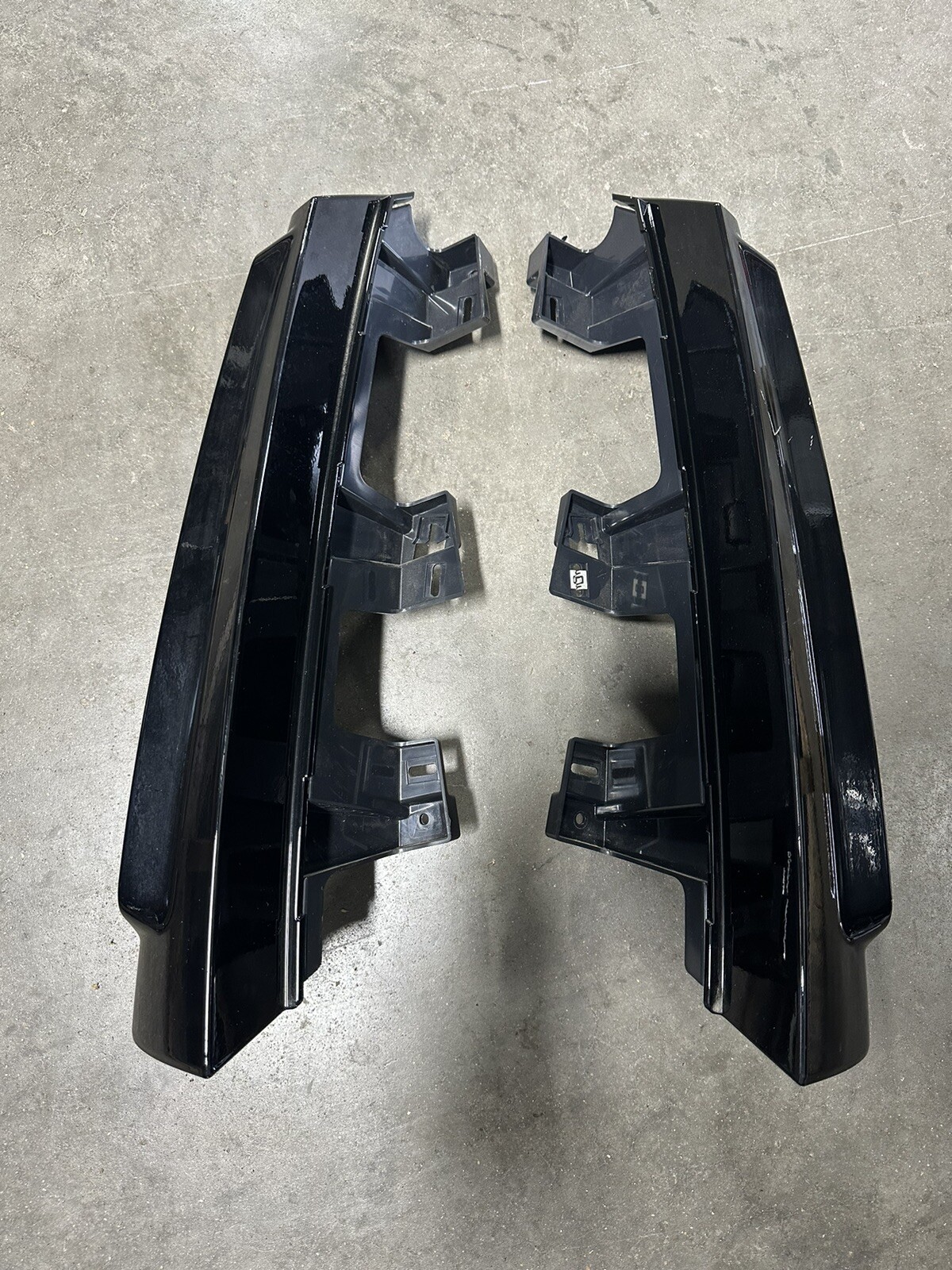 2021-2024 TAHOE SUBURBAN REAR DRIVER & PASSENGER TAIL LIGHT UPPER COVER TRIM