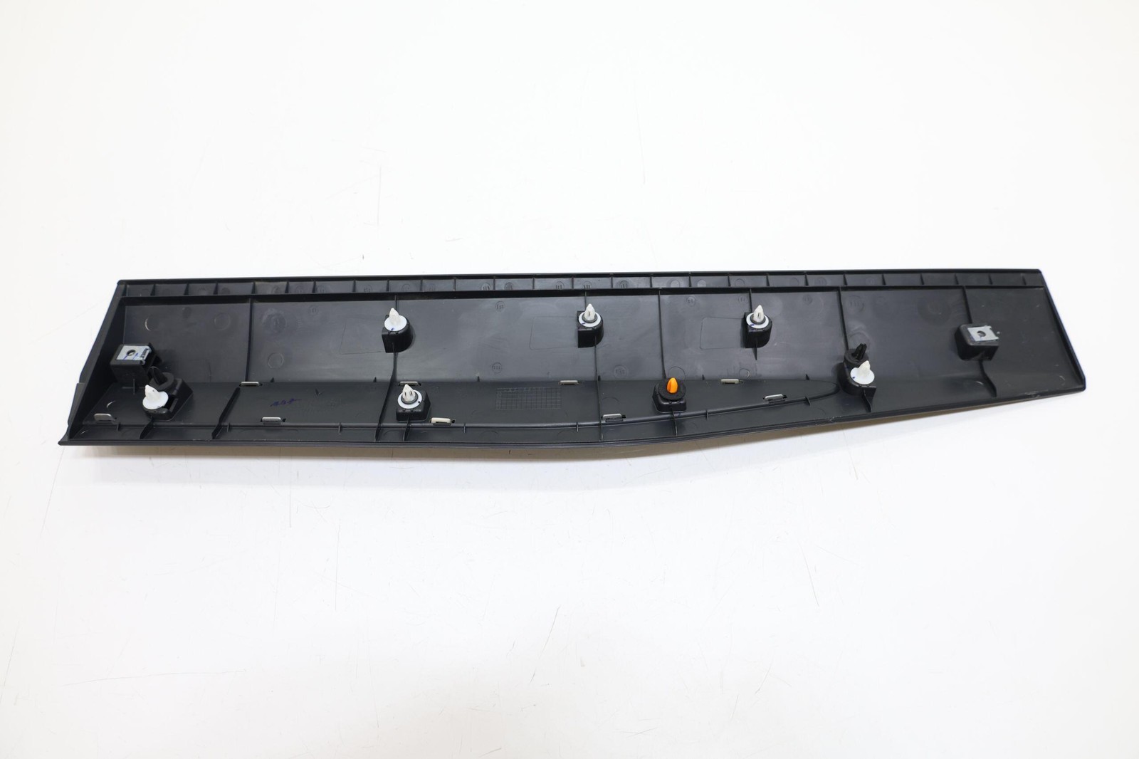 2023 – 2026 VINFAST VF 8 REAR LEFT SIDE DOOR LOWER MOLDING PANEL OEM BEX30034218